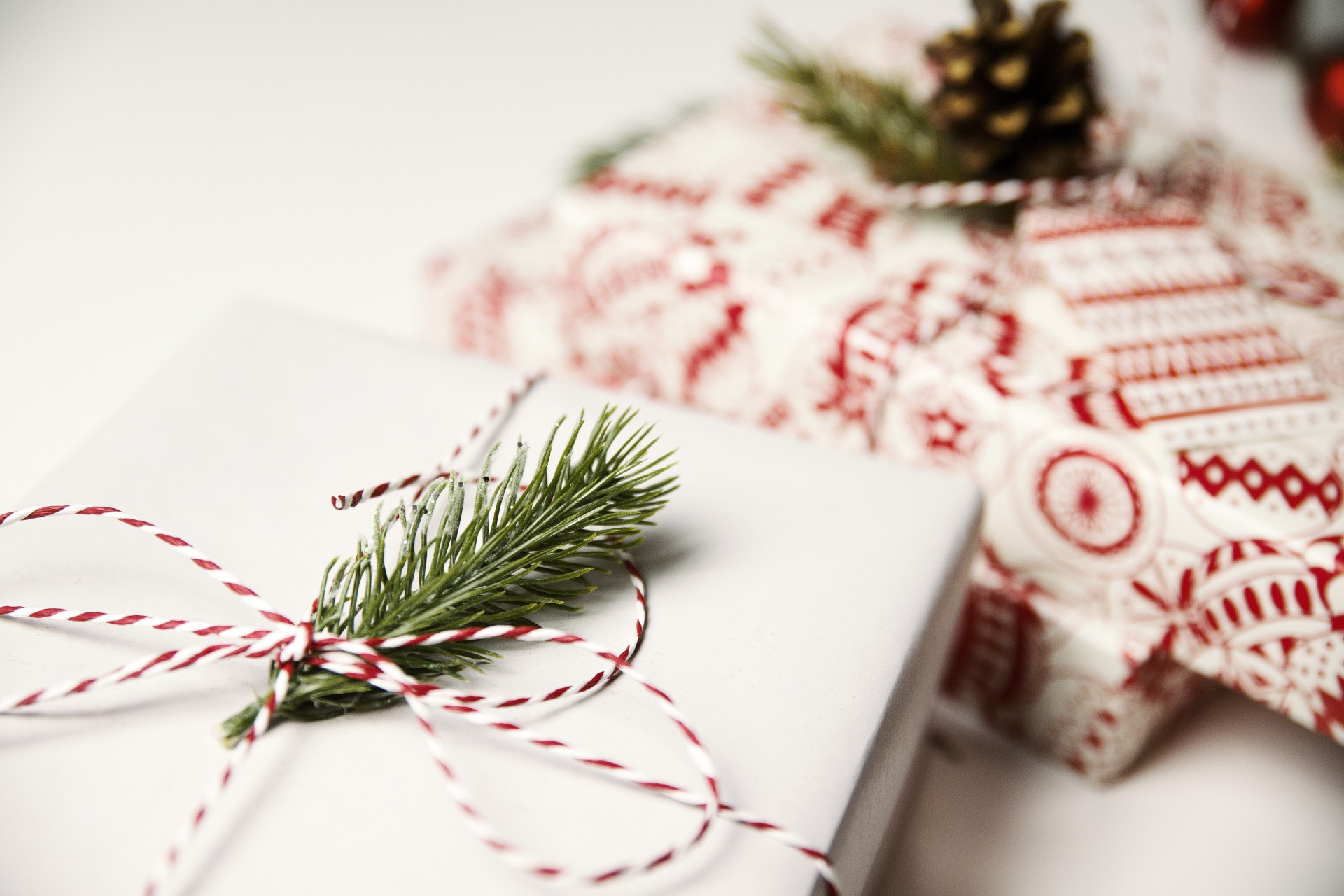 http://www.cozyluxuryhomedecor.com/blog/blog-White-Black-or-Tinsel-Christmas-Tree-Ideas